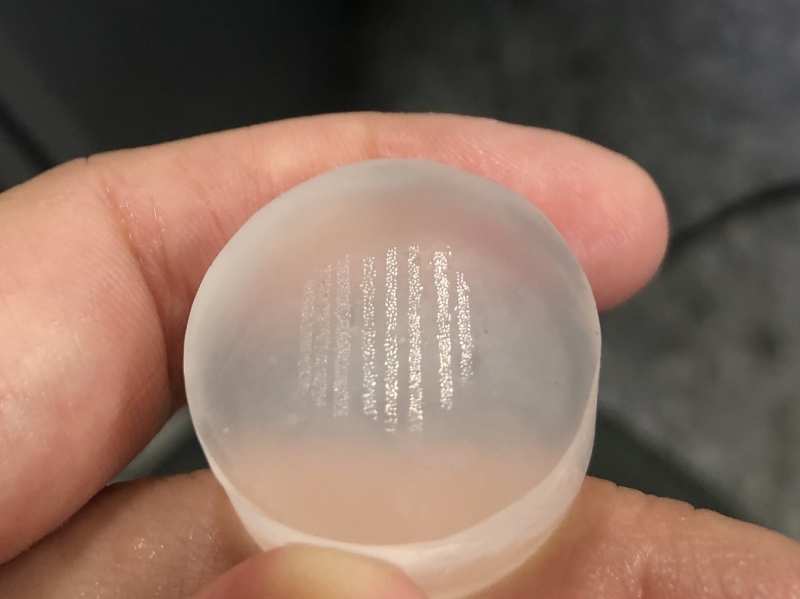 用以進行鈾鉛定年分析的碎屑鋯石靶，砂粒大小的鋯石是一顆顆時間膠囊。（圖／林郁伶）