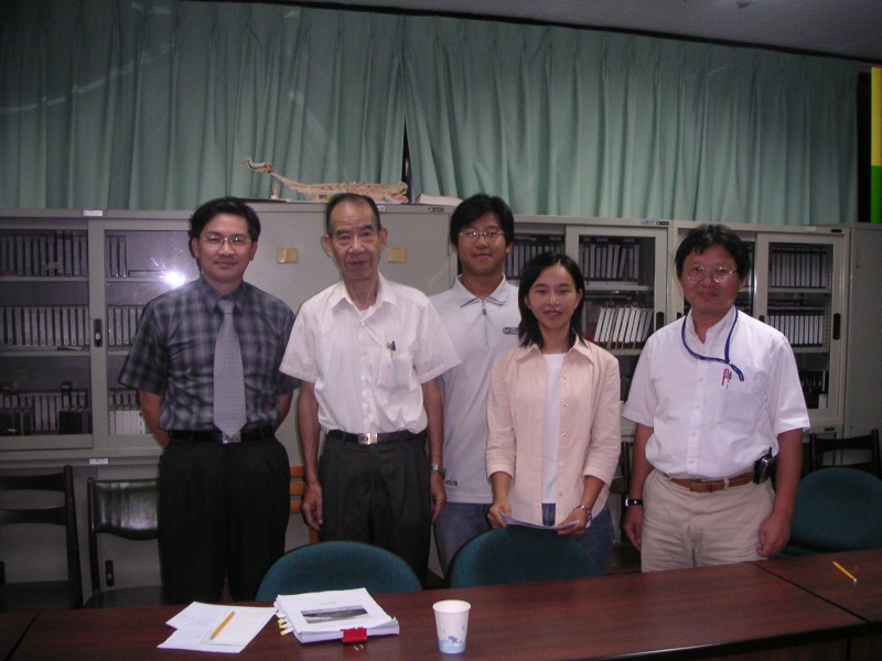 筆者（右二）碩士論文口試結束與老師們合照（黃士強老師，左二）（圖／邱鴻霖）