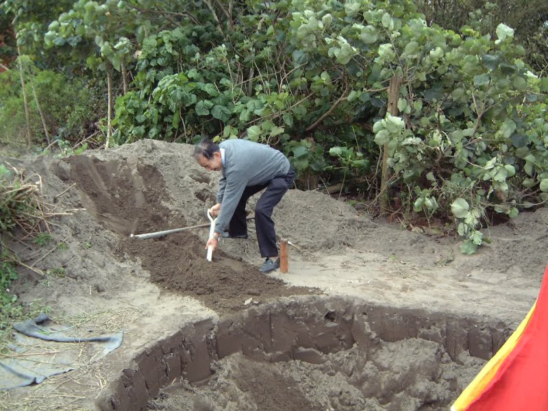 黃士強老師到加禮宛遺址，參觀學士班考古田野。（圖／邱鴻霖）