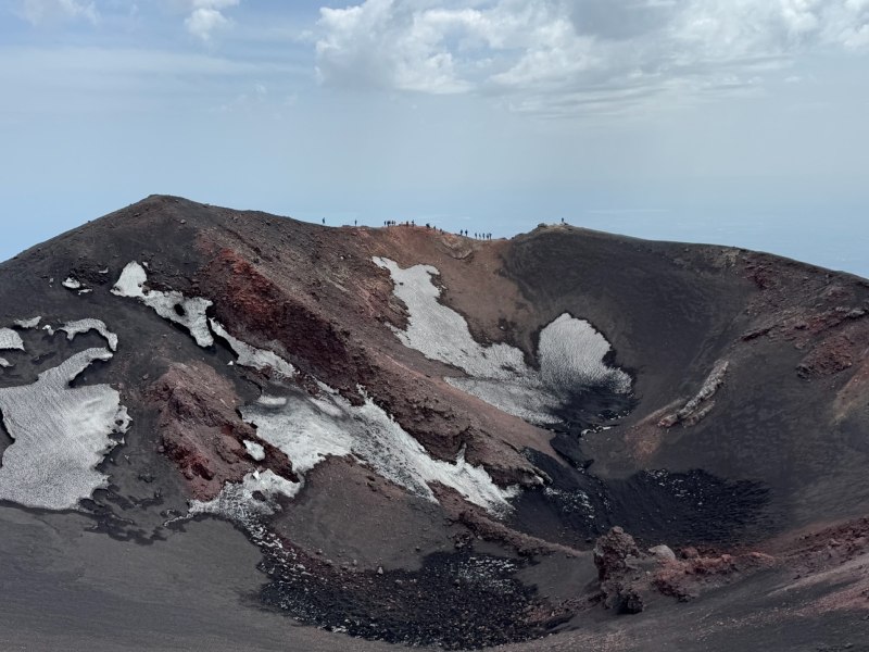位於西西里島東岸的埃特納火山,是歐洲最活躍的火山之一。其噴發多為玄武岩質熔岩,岩漿流動性高,長期穩定的岩漿供給使地下維持高溫,成為研究火山與地熱系統關係的重要案例。(圖/何恭睿)