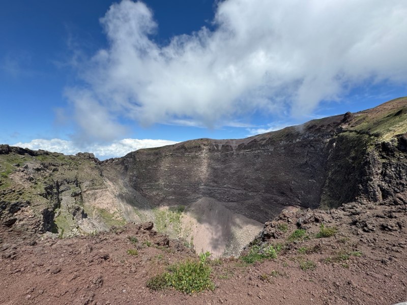 維蘇威火山以西元 79 年噴發掩埋龐貝城聞名，是火山災害史上的經典案例。雖然噴發頻率較低，但爆發性強、破壞力高，自 1944 年後進入休眠狀態，因鄰近高人口密度區而持續受到嚴密監測。（圖／何恭睿）