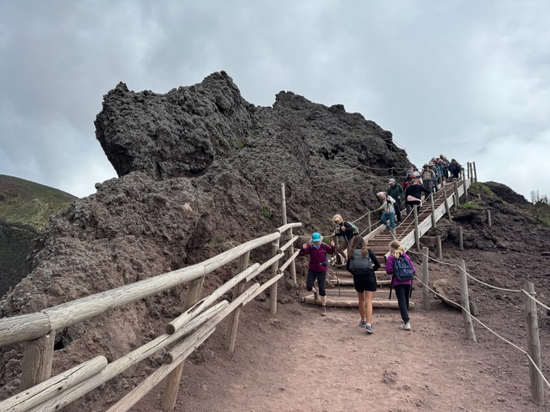 維蘇威火山步道旁邊的火山渣、舊火山口殘壁與火山斜坡。(圖/何恭睿)