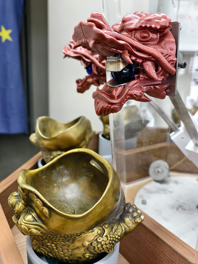 研究人員布置都柱等核心機關後，將龍珠（可使用金屬或玻璃材質）置於龍口含住。（圖／林志隆）