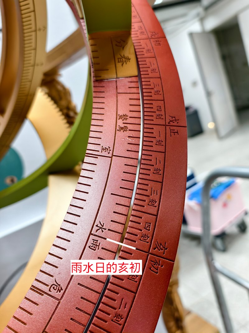 在雨水那一天晚上 9 點（亥初）要觀測的話，就把這兩個對在一起，現代的星座盤就是學這個方式設計的。（圖／林志隆）