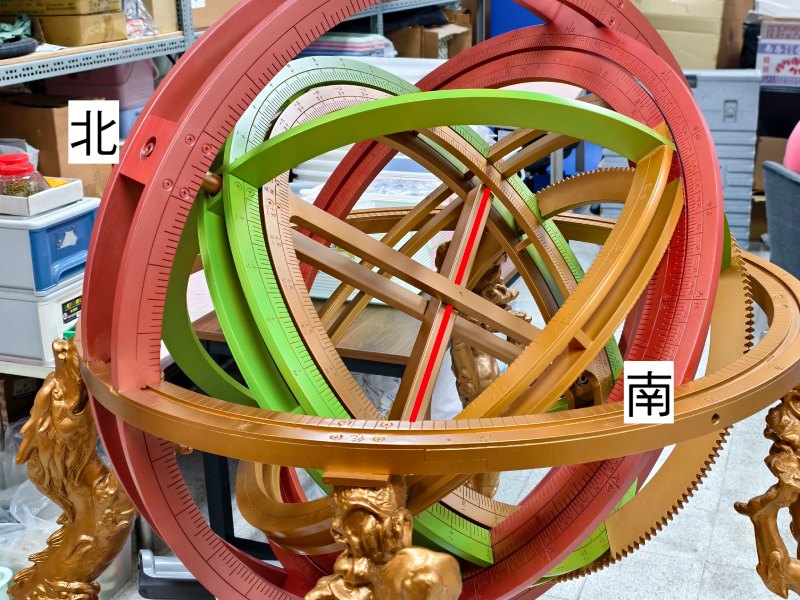 把窺管轉到黃道雙規的「冬至」時，可以看見窺管指向（中央紅線所指）東南方很低的角度。顯示冬至這一天開封都早上 9 點了，太陽的仰角才 10 度多一點，即使是中午太陽最高也只有 31 度多。（圖／林志隆）