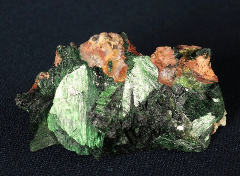 西尼克礦（szenicsite）與鉬鈣礦（powellite）