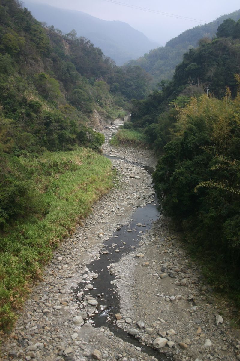 山區的河流在山腳之間彎曲而行，稱為谷曲流。