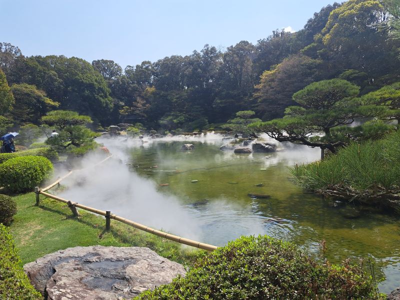 水霧、池水、石景與背景林木共同形成的效果(圖/王道華)