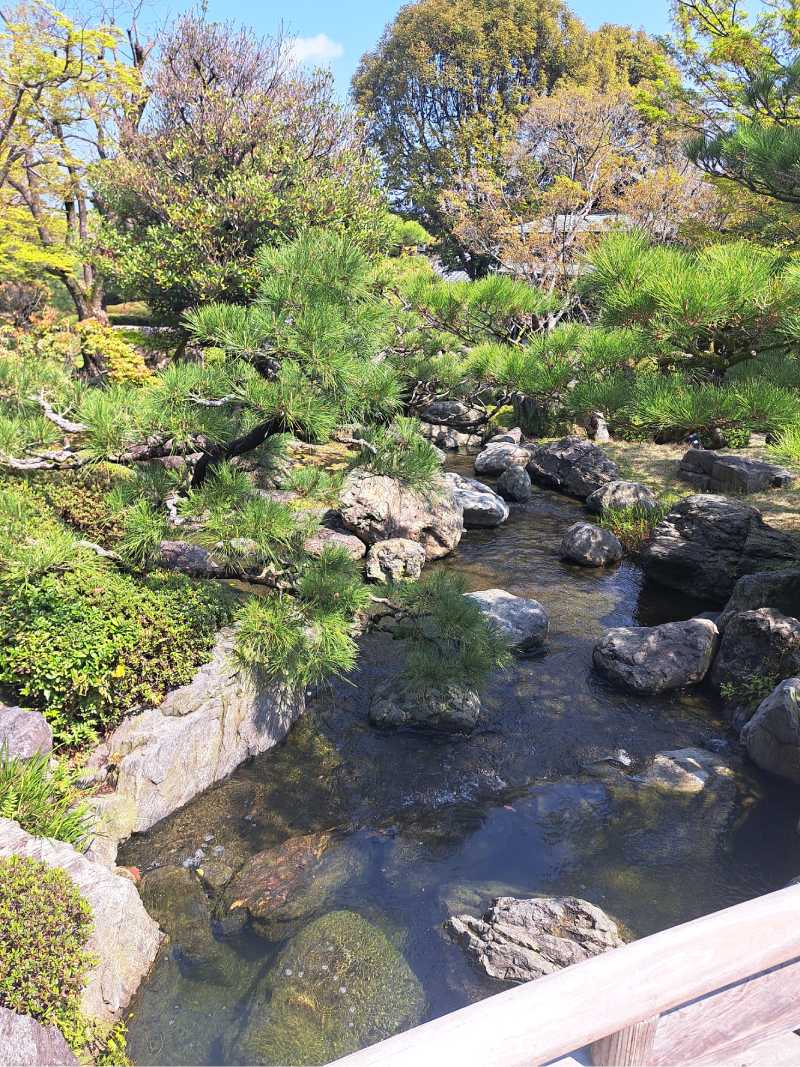 池畔石、低矮松樹與水面倒影共同構成池泉庭園的景觀(圖/王道華)