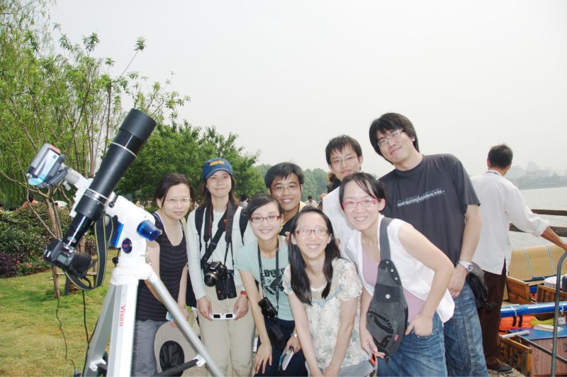 團體照：2009 年日食觀測結束後合影。