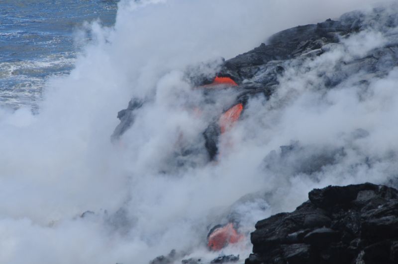 不斷湧出的火山熔岩流入太平洋中，使得夏威夷島的面積逐年增大。