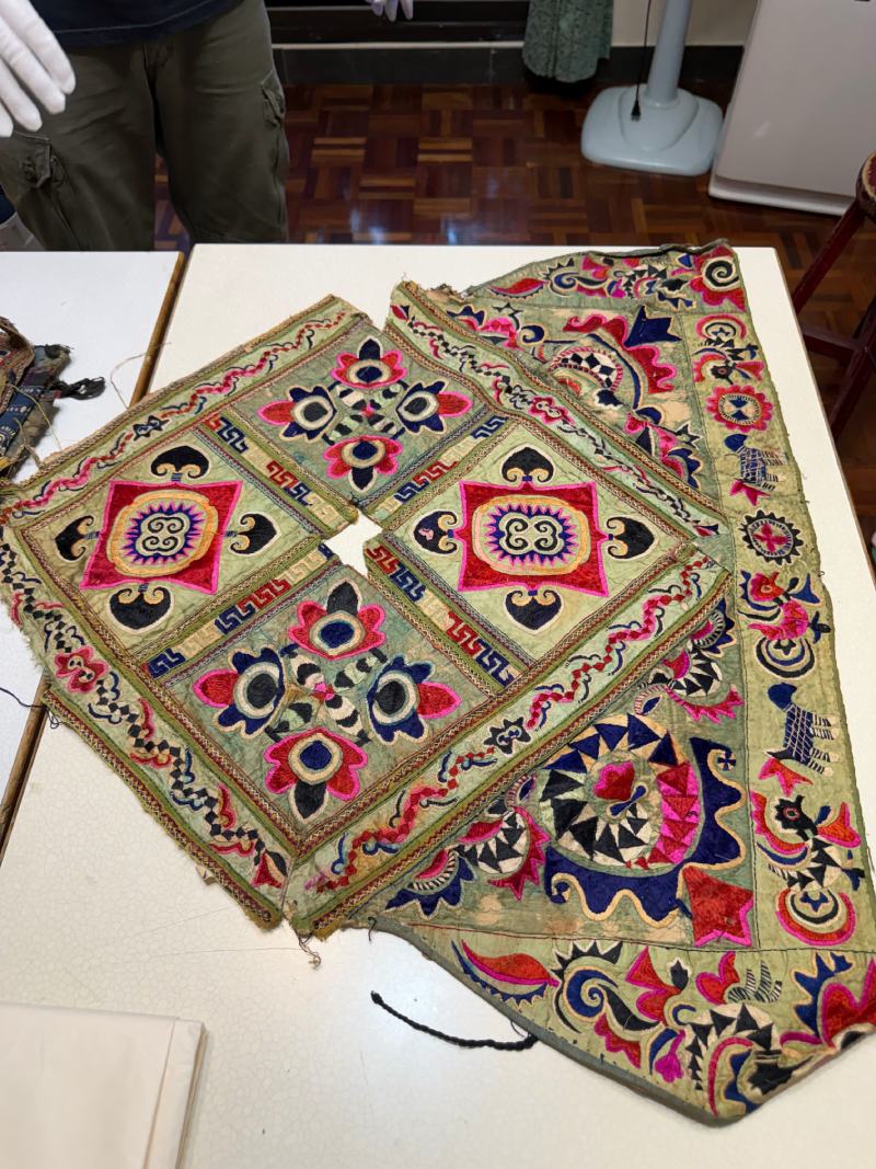 貴州地區月亮山侗族背兒袋上的刺繡（圖／廖紫均）
